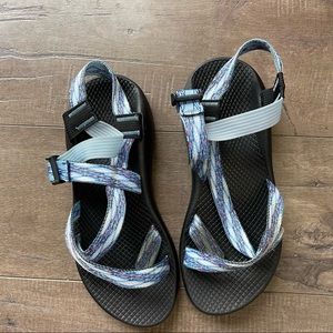 Chaco sandals w toe strap